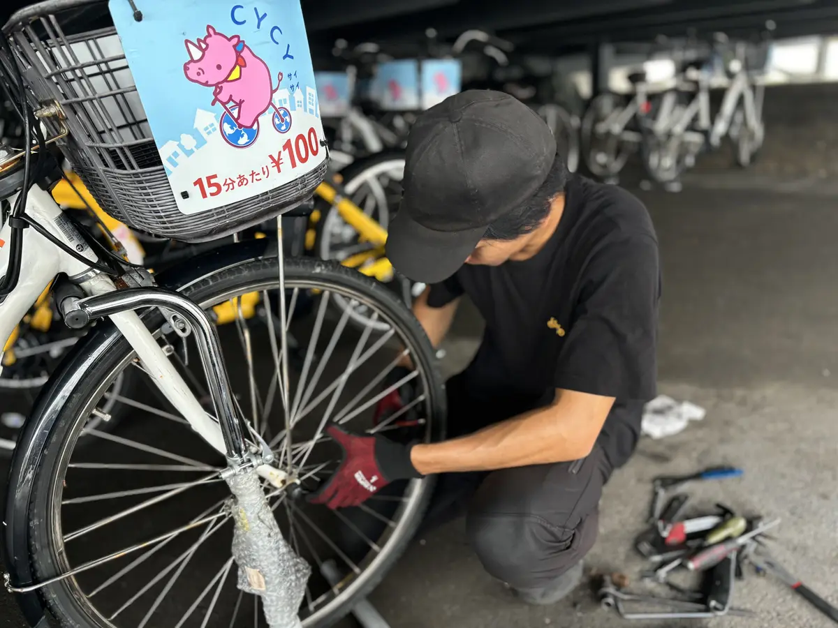 レンタサイクル車両のホイールを整備