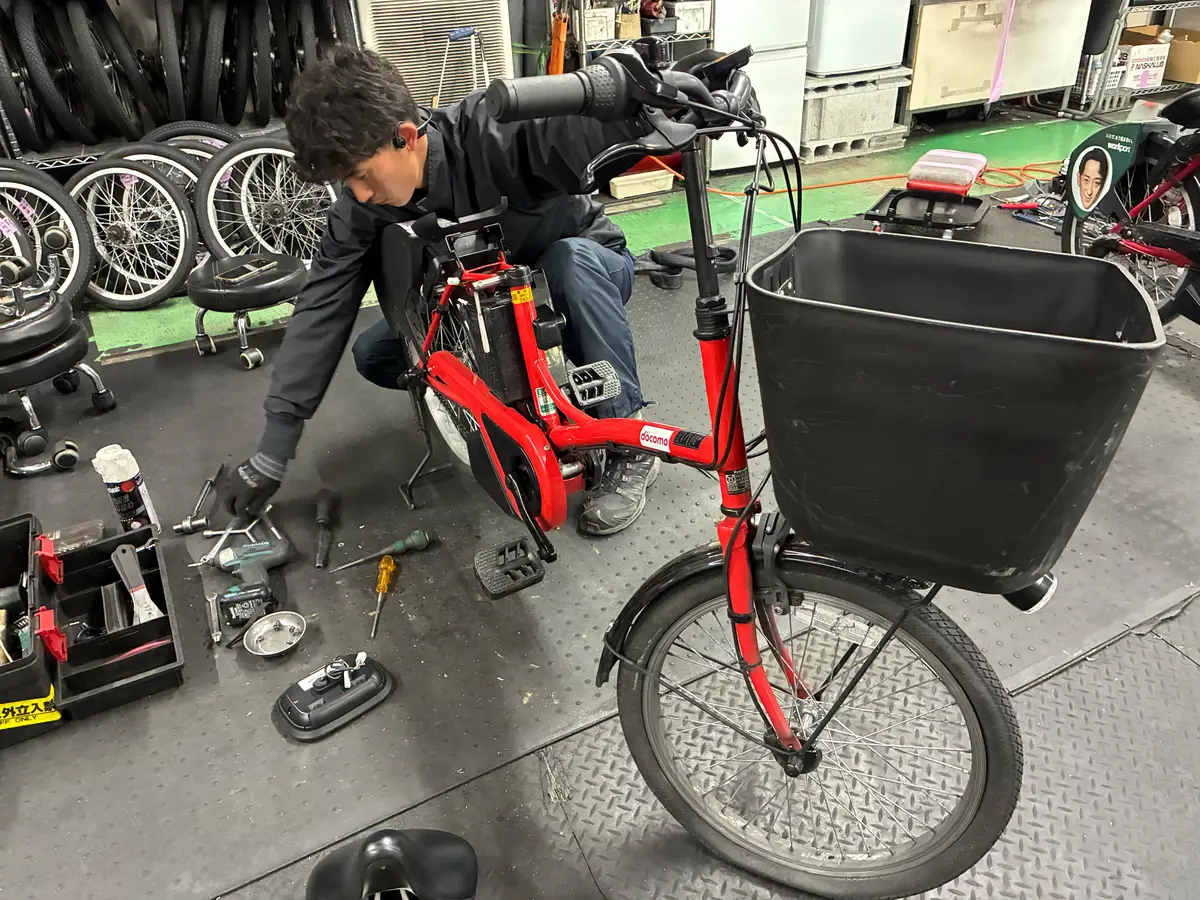 シェアサイクル車両を工場で整備するスタッフ