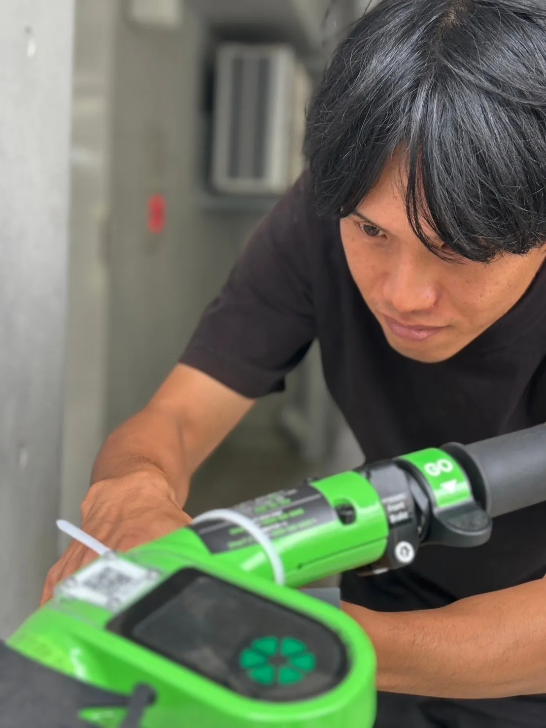 集中して整備作業をする若手スタッフ