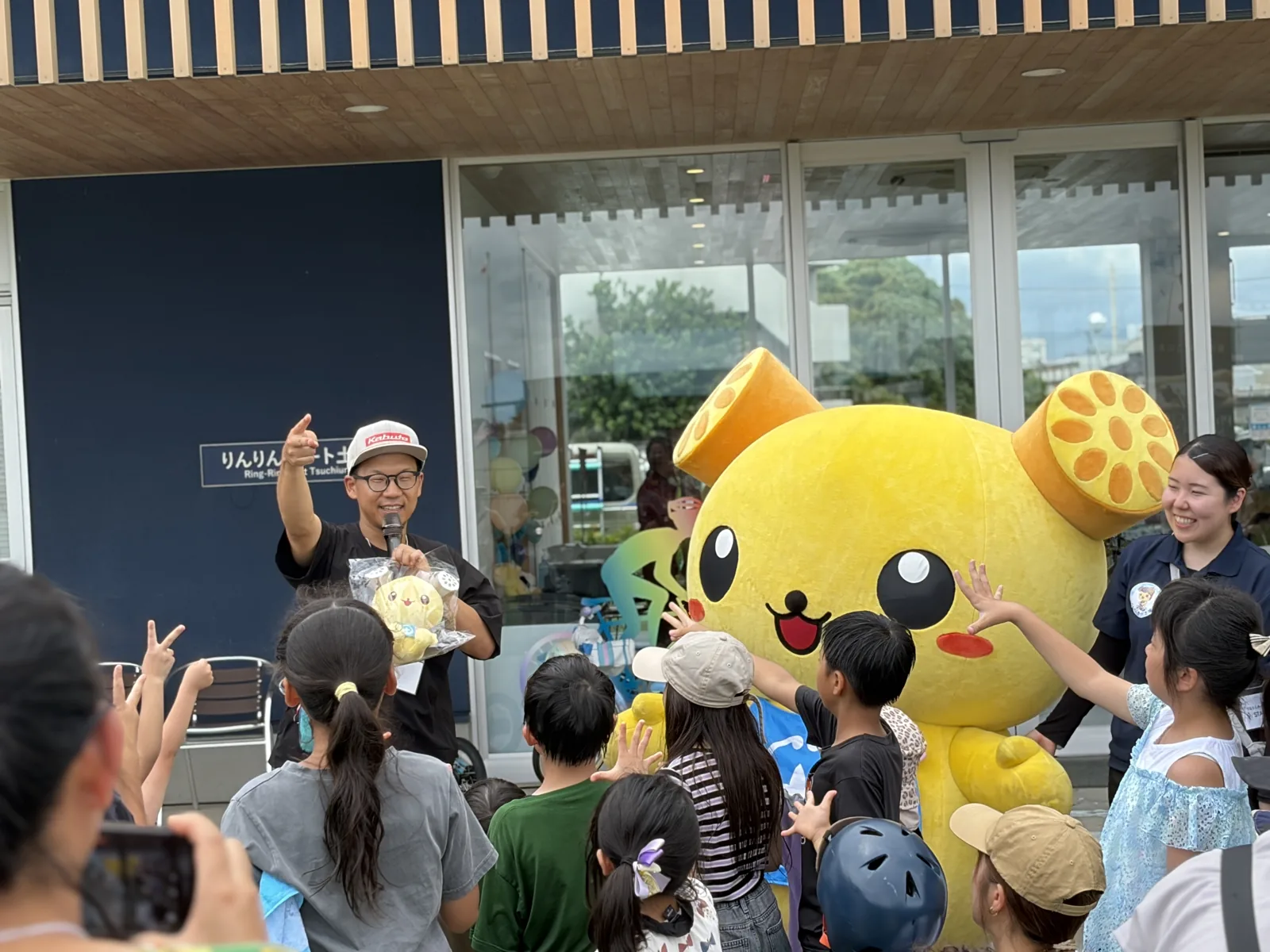 会場に登場したマスコットキャラクターと集まる子どもたち