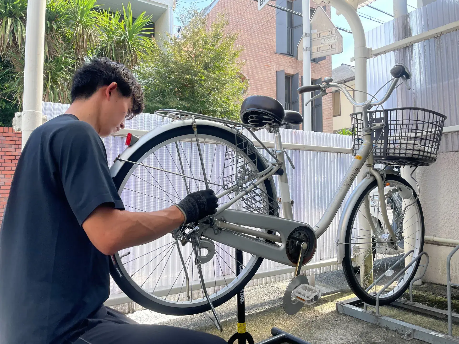 現場で車両を整備するスタッフ