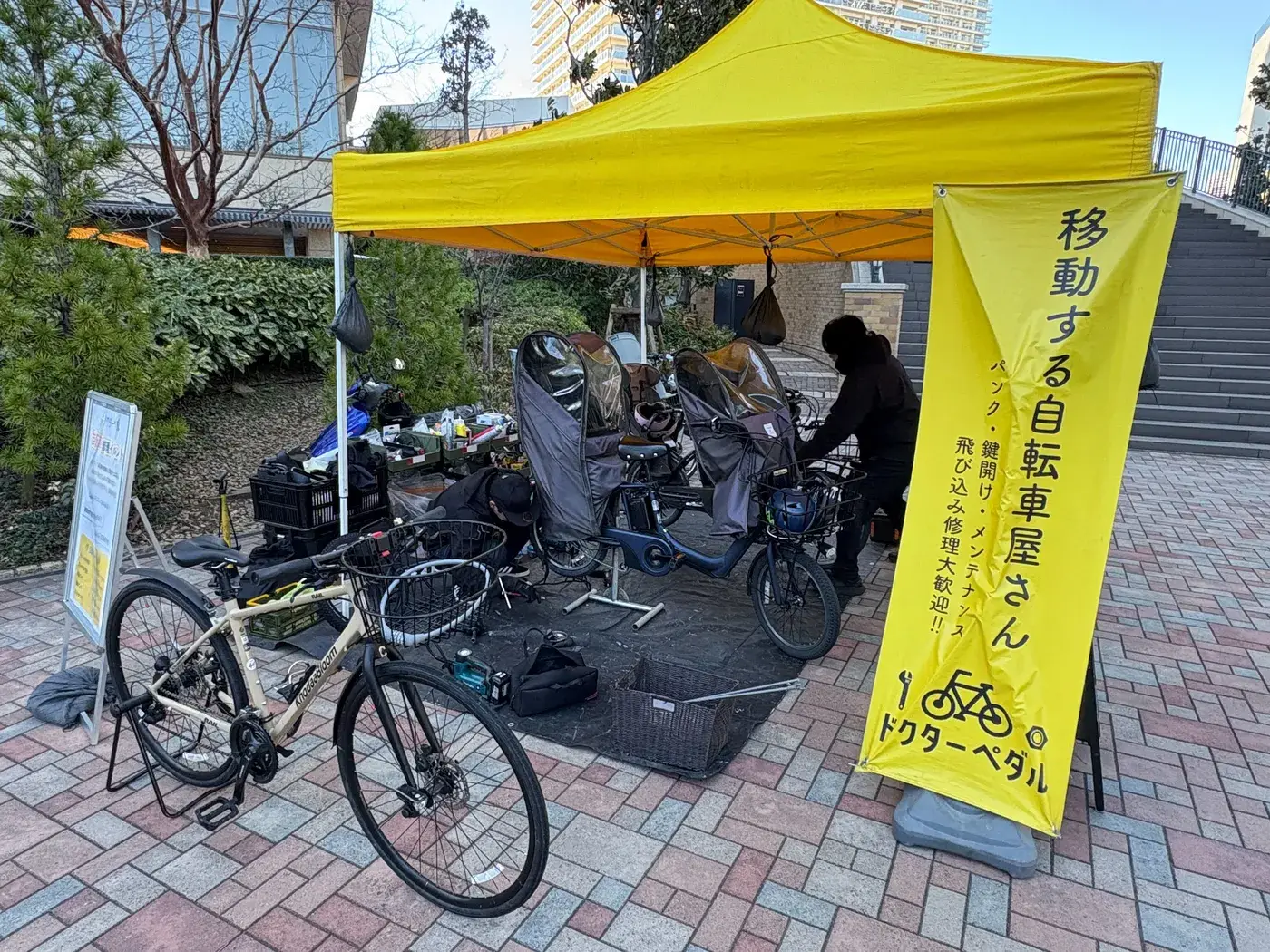 車両を積んで現地へ向かうデリバリーバン