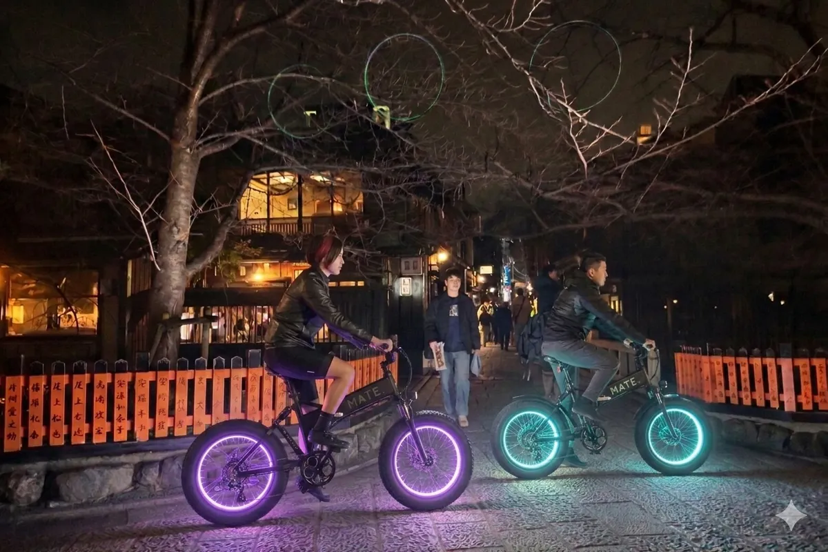 夜の街を走るサイクリスト