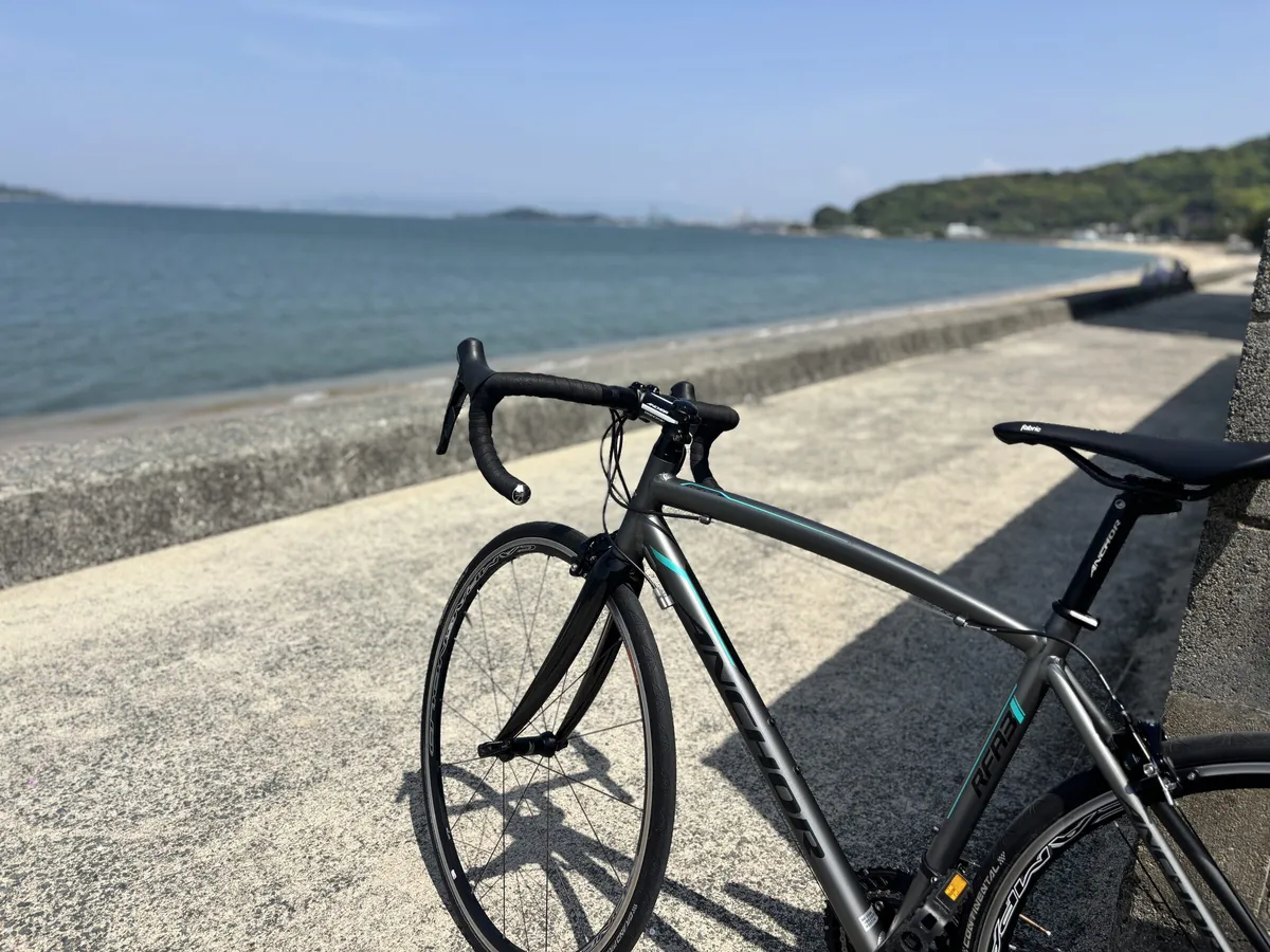 福岡の海沿いのサイクリングコースを走る自転車