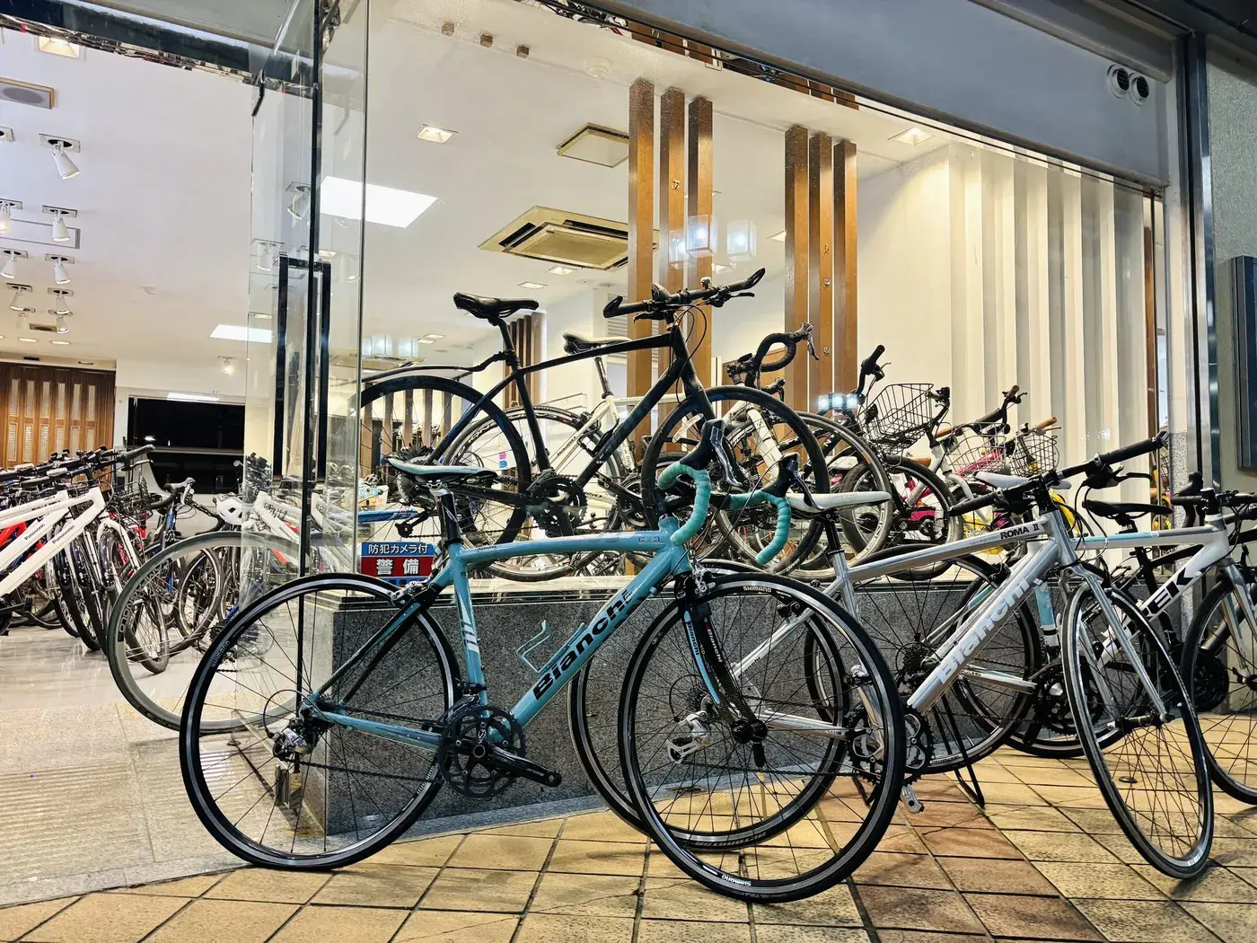 整備された多彩な自転車が並ぶ店内