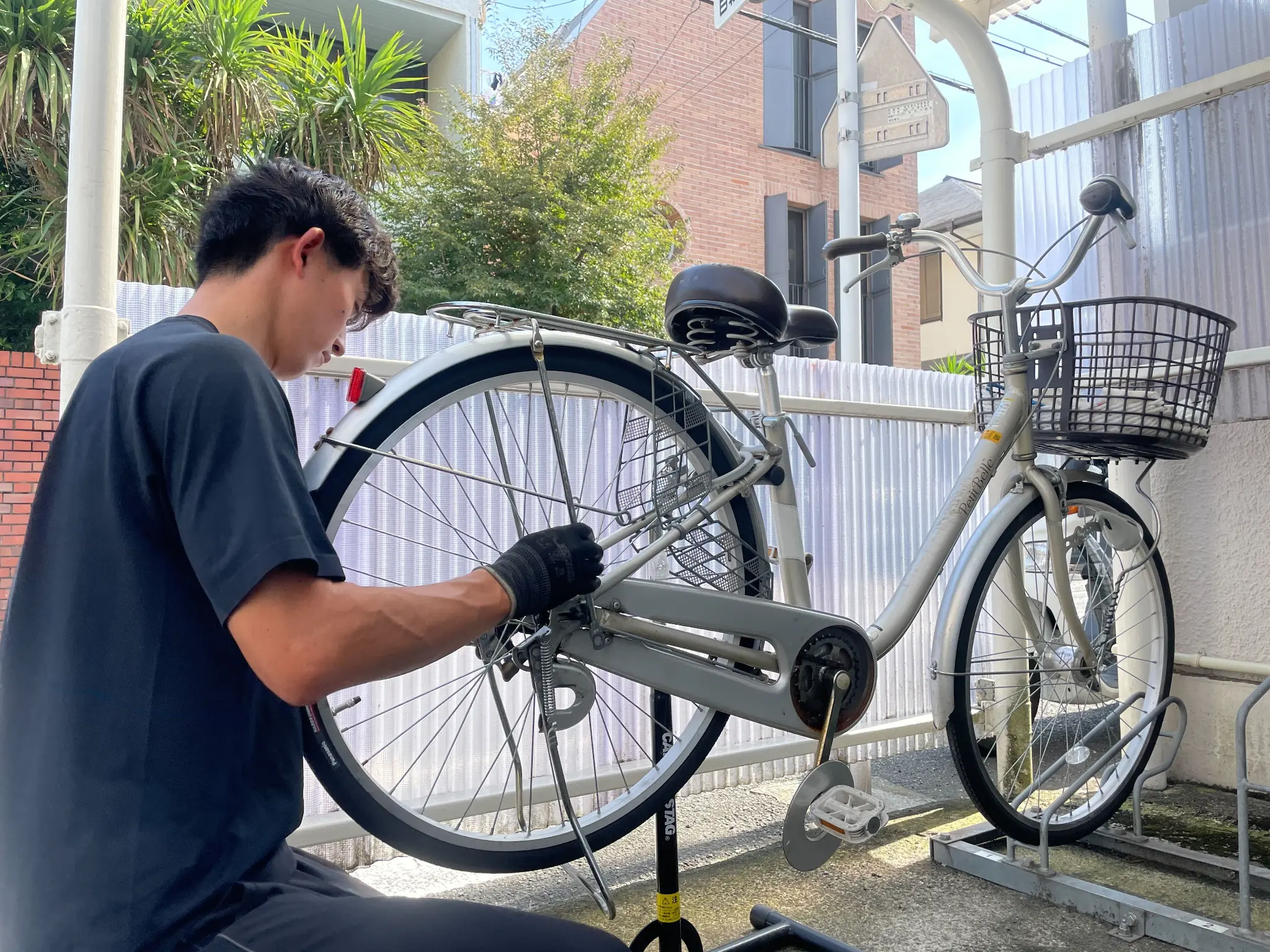 後タイヤのパンク修理・チェーン側作業